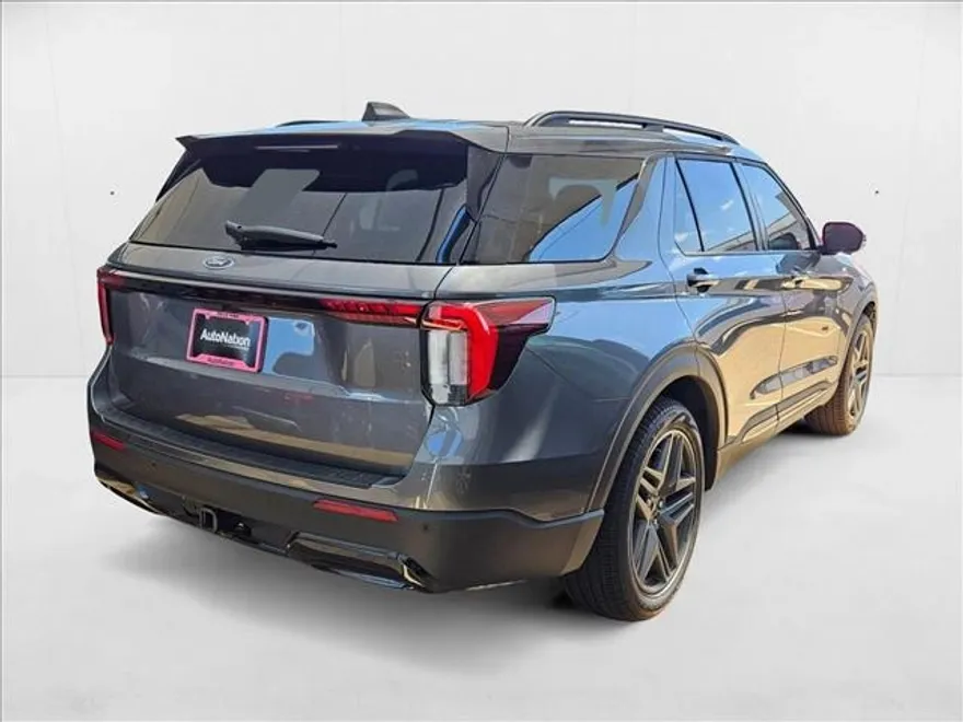 2025 Ford Explorer ST-Line photo 1