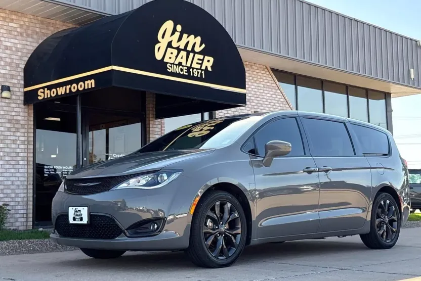 2020 Chrysler Pacifica Touring photo 1