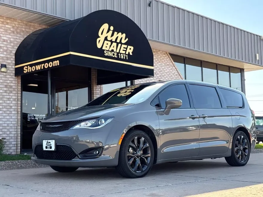 2020 Chrysler Pacifica Touring photo 1