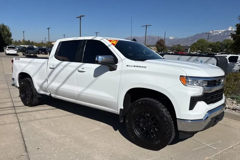 2024 Chevrolet Silverado 1500 LT photo 1