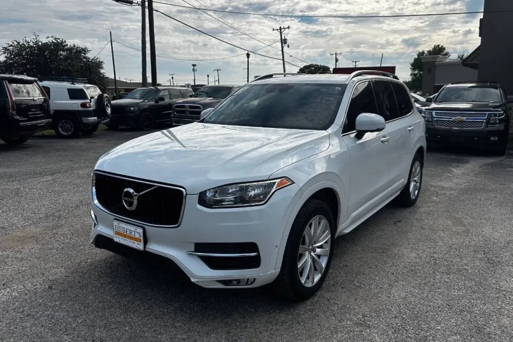 2016 Volvo XC90 T6 Momentum photo 1