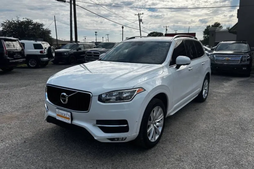 2016 Volvo XC90 T6 Momentum photo 1