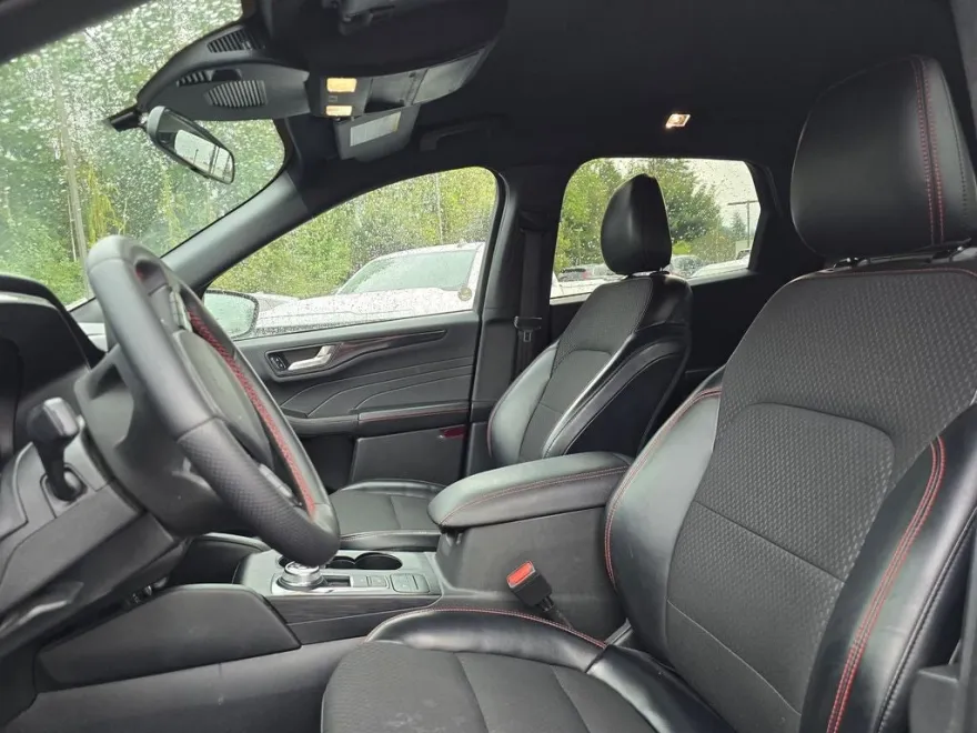 2024 Ford Escape ST-Line photo 1