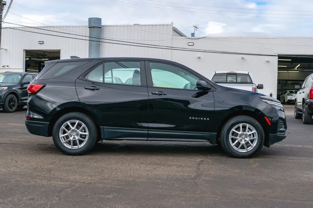 2022 Chevrolet Equinox LS photo 1
