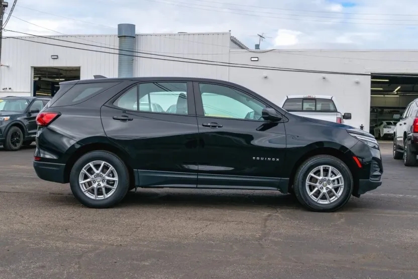 2022 Chevrolet Equinox LS photo 1