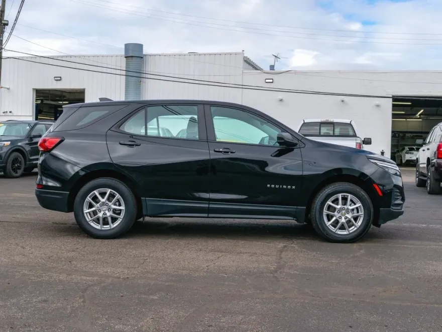 2022 Chevrolet Equinox LS photo 1