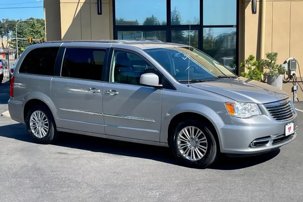 2016 Chrysler Town & Country photo 1