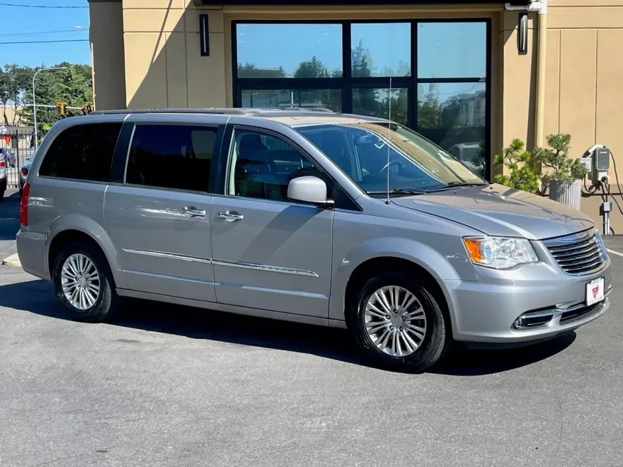 2016 Chrysler Town & Country photo 1