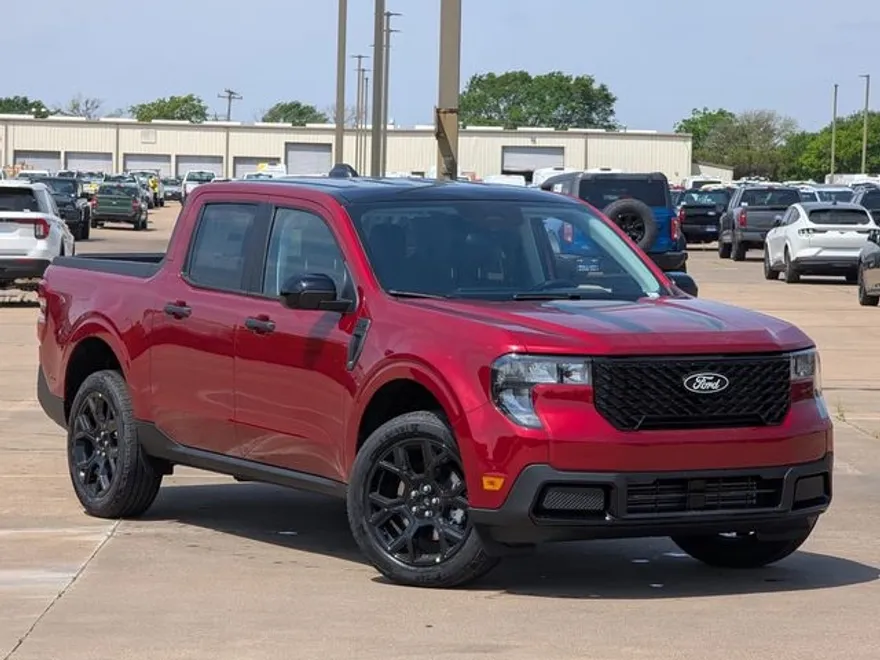 2025 Ford Maverick XLT photo 1