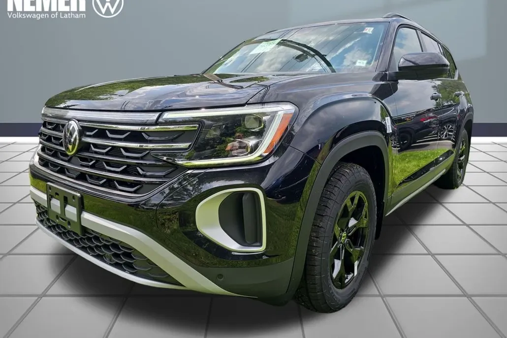 2025 Volkswagen Atlas Peak Edition SE photo 1