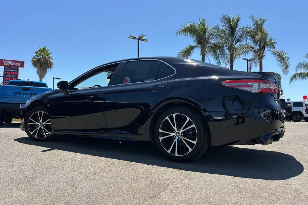 2019 Toyota Camry Hybrid SE photo 1