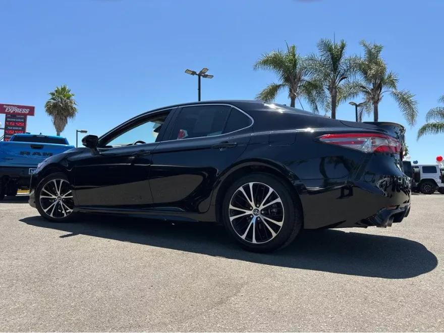 2019 Toyota Camry Hybrid SE photo 1
