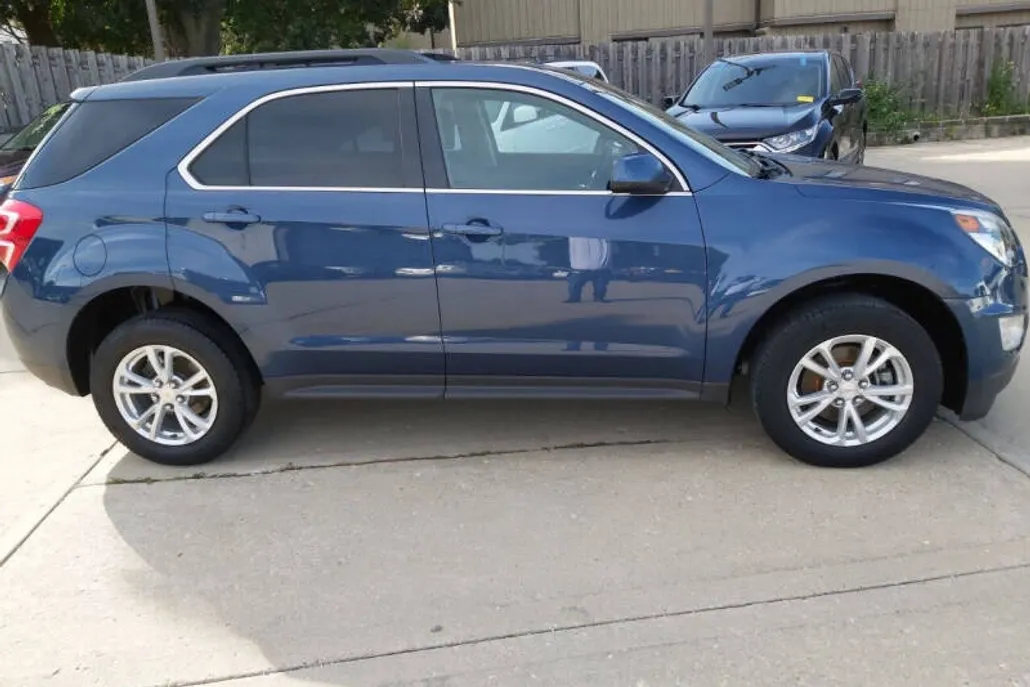 2017 Chevrolet Equinox LT photo 1