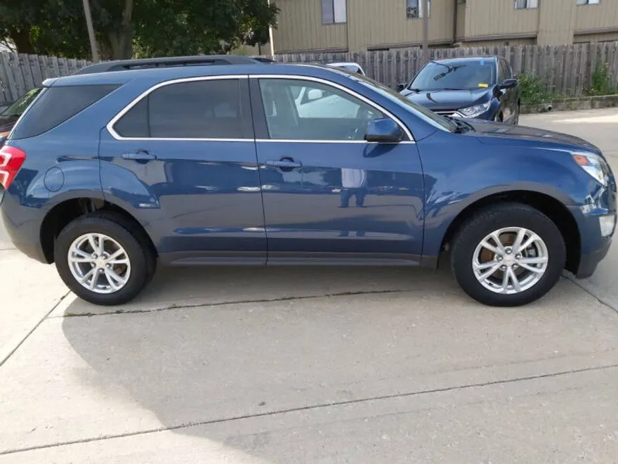 2017 Chevrolet Equinox LT photo 1