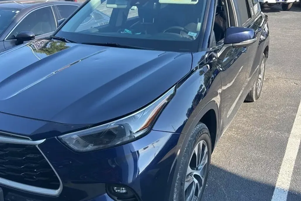 2023 Toyota Highlander L photo 1