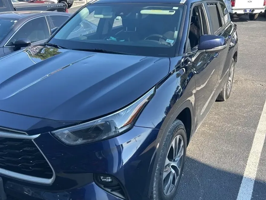 2023 Toyota Highlander L photo 1