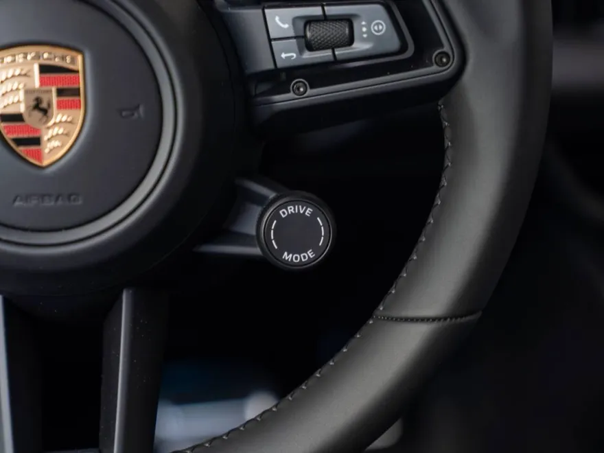 2025 Porsche Macan Electric photo 10