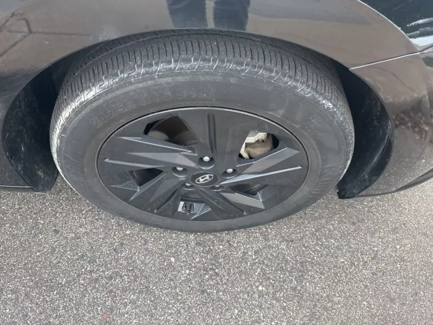 2023 Hyundai Elantra SEL photo 1