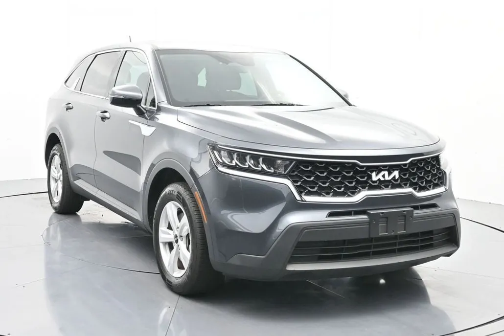 2023 Kia Sorento LX photo 1
