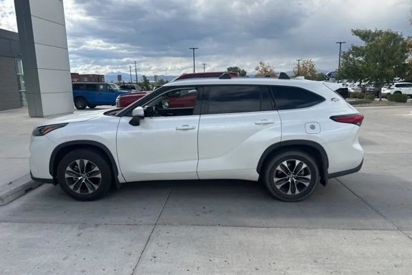 2020 Toyota Highlander XLE photo 1