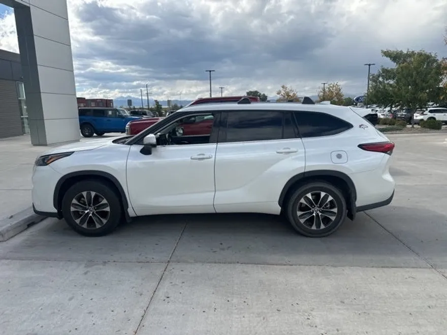 2020 Toyota Highlander XLE photo 1