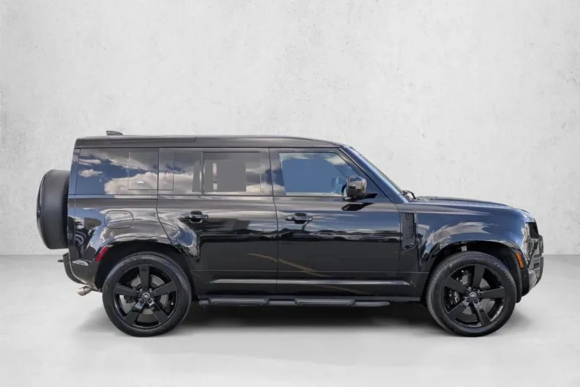 2024 Land Rover Defender 110 V8 photo 1