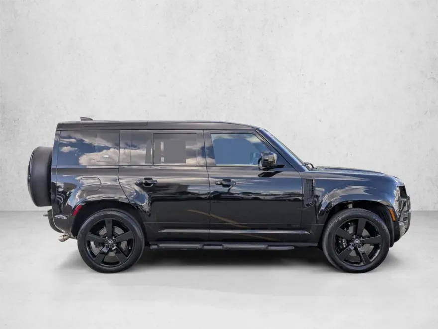 2024 Land Rover Defender 110 V8 photo 1