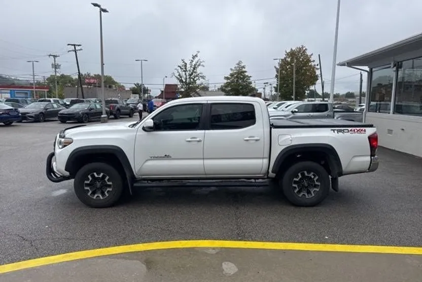 2019 Toyota Tacoma TRD Off-Road V6 photo 1
