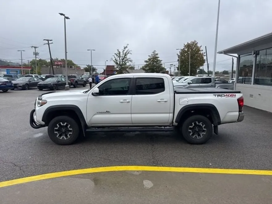 2019 Toyota Tacoma TRD Off-Road V6 photo 1