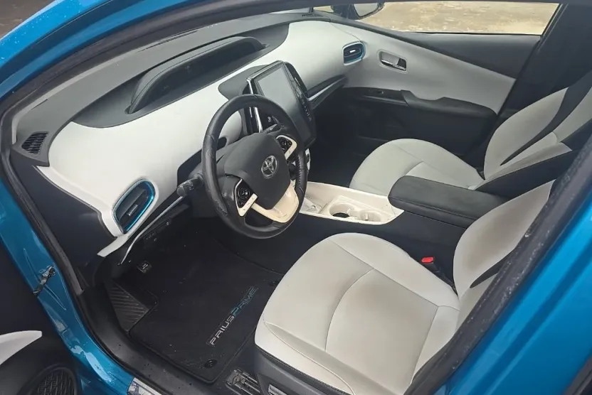 2017 Toyota Prius Prime Premium photo 1
