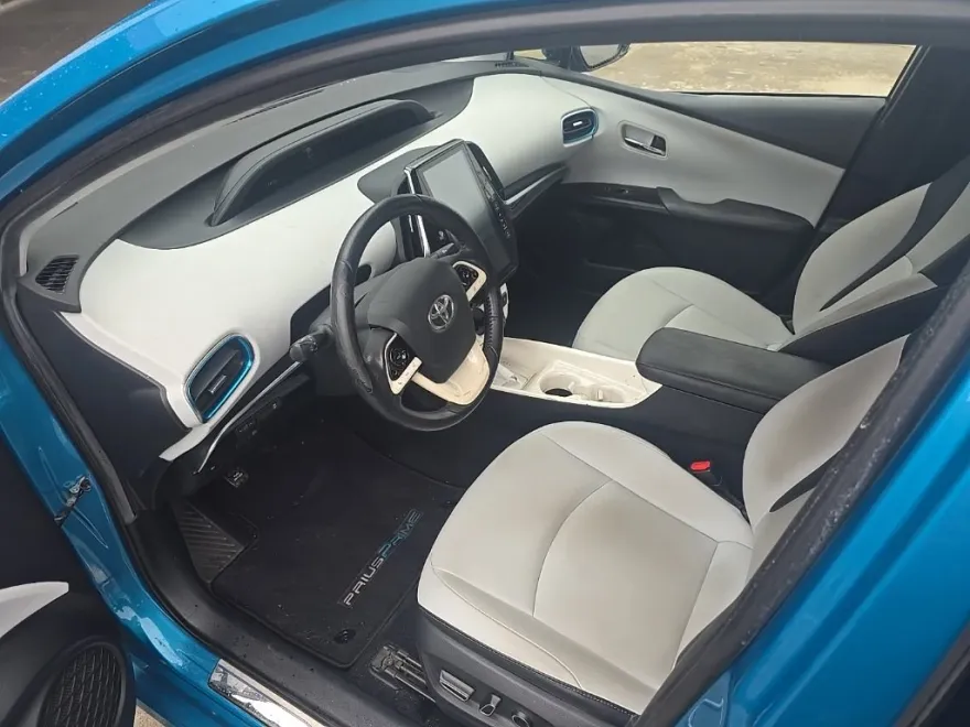 2017 Toyota Prius Prime Premium photo 1