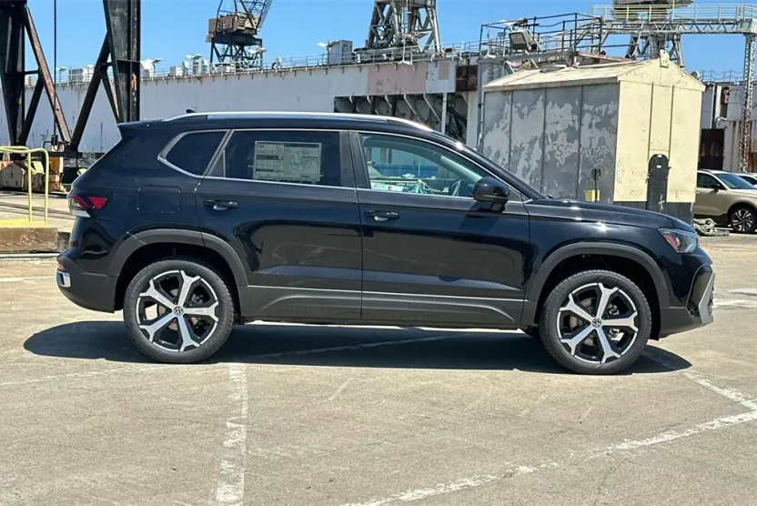 2025 Volkswagen Taos SEL photo 1