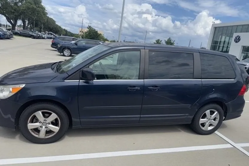 2009 Volkswagen Routan SEL photo 1