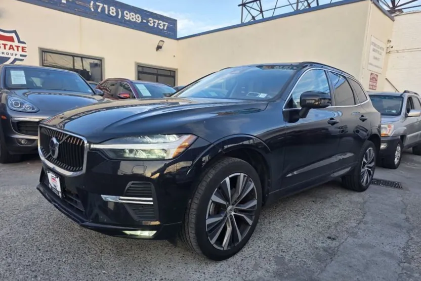 2022 Volvo XC60 B5 Momentum photo 1