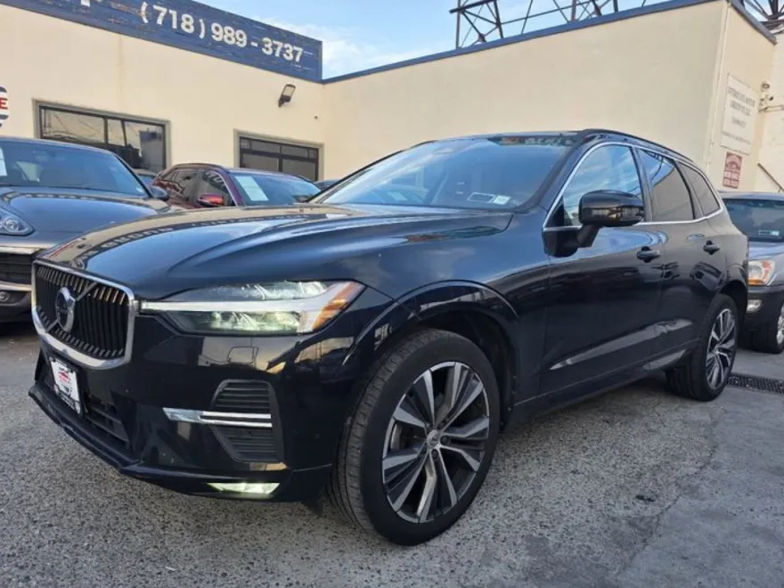 2022 Volvo XC60 B5 Momentum photo 1
