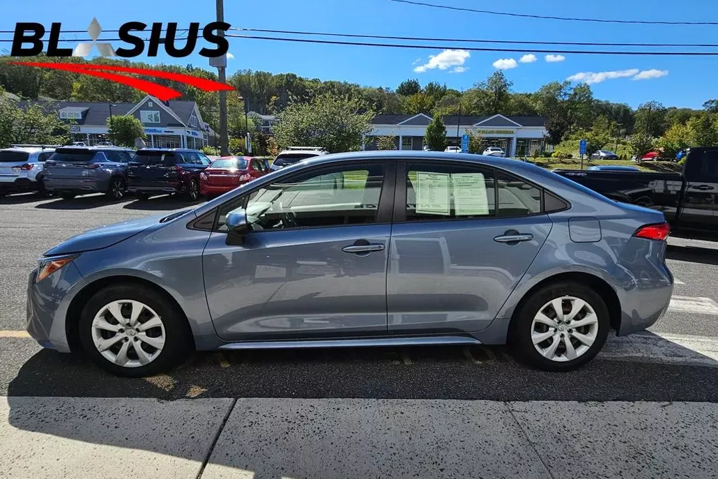 2022 Toyota Corolla LE photo 1