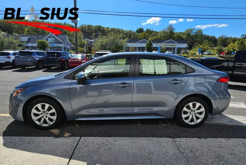 2022 Toyota Corolla LE photo 1