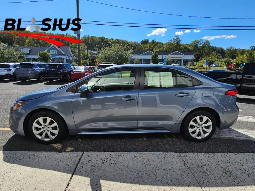 2022 Toyota Corolla LE photo 1