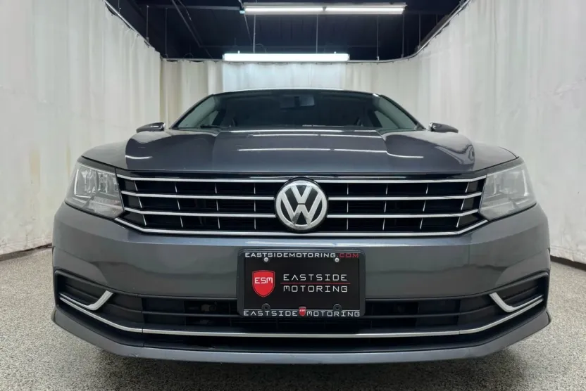 2018 Volkswagen Passat 2.0T photo 1