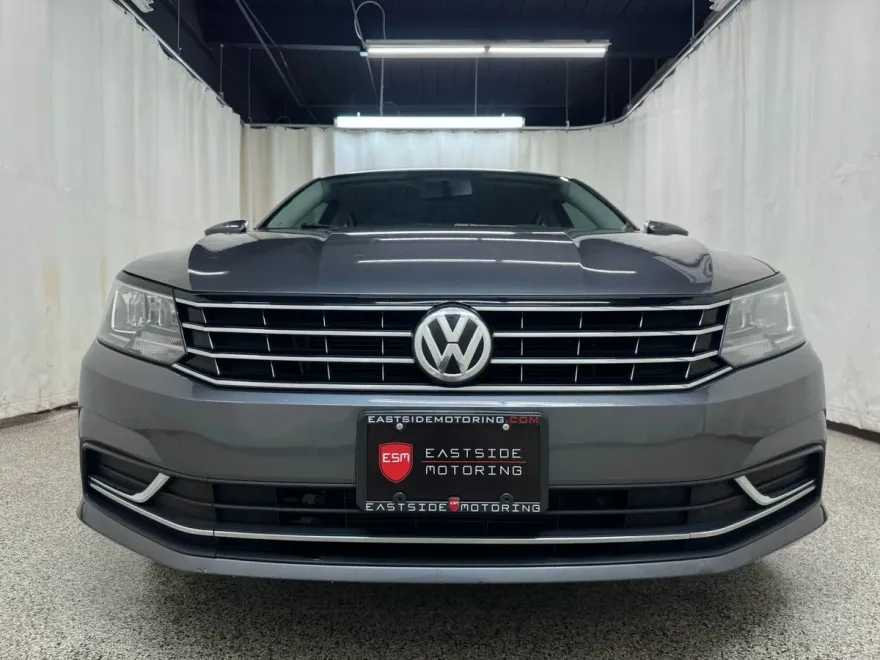 2018 Volkswagen Passat 2.0T photo 1