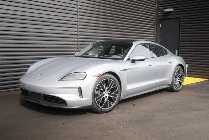 2025 Porsche Taycan photo 1