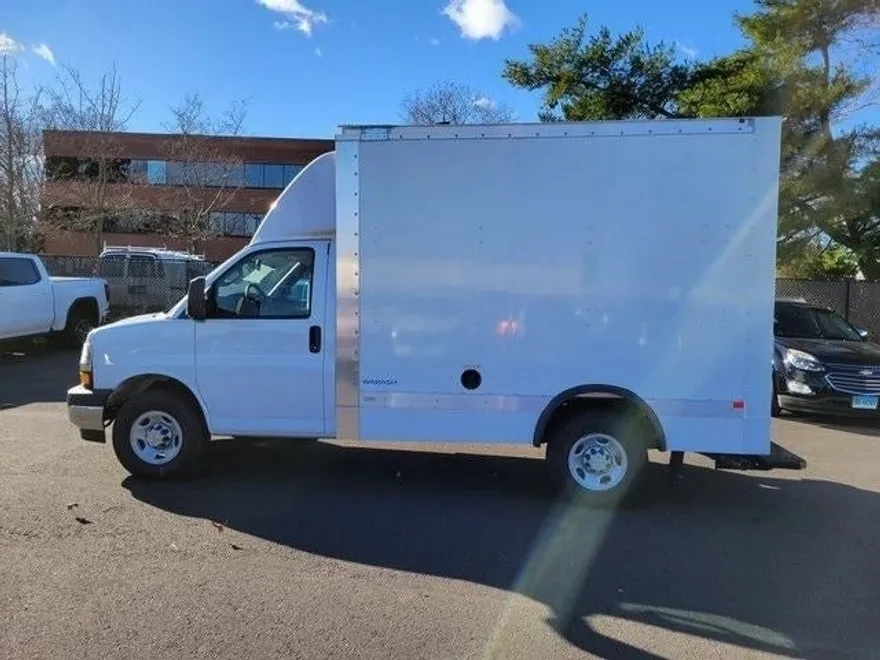 2024 Chevrolet Express Cutaway 3500 Base photo 1