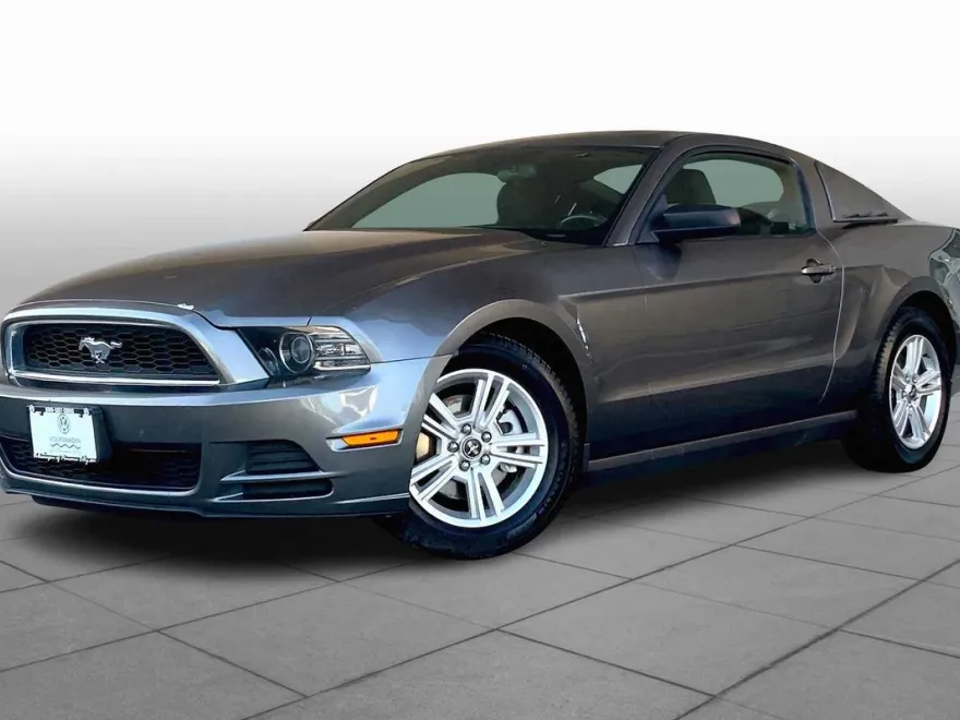2013 Ford Mustang V6 photo 1