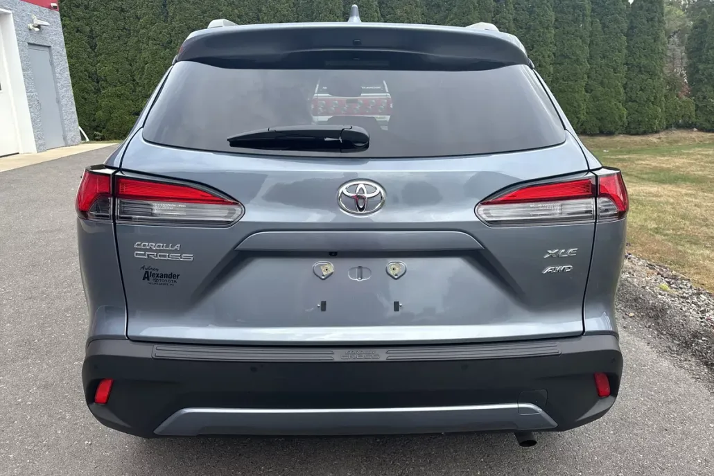2024 Toyota Corolla Cross XLE photo 1