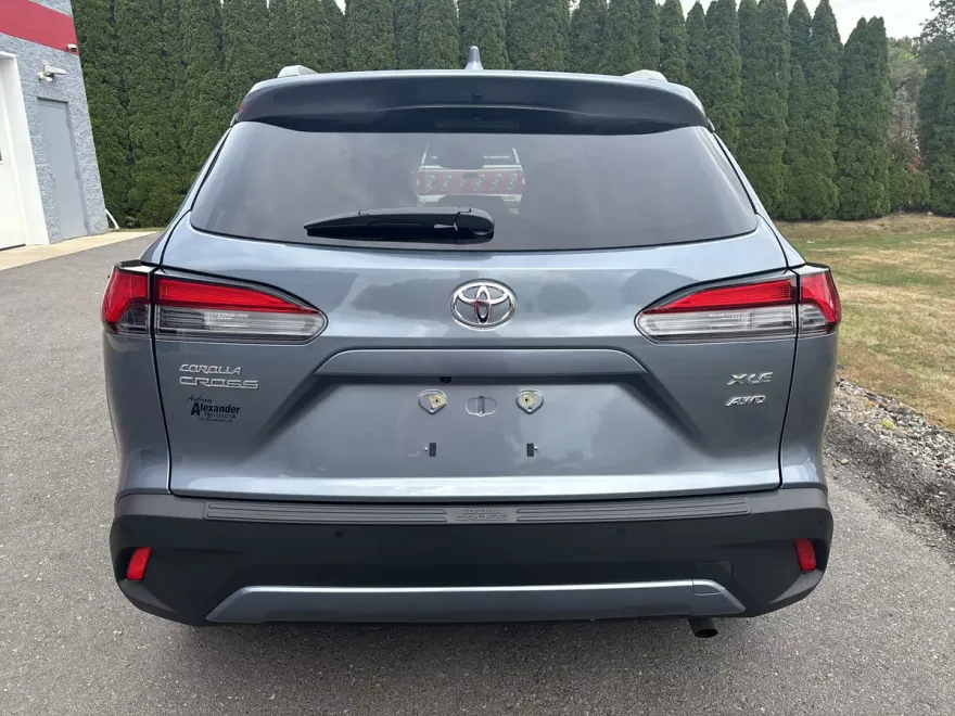 2024 Toyota Corolla Cross XLE photo 1