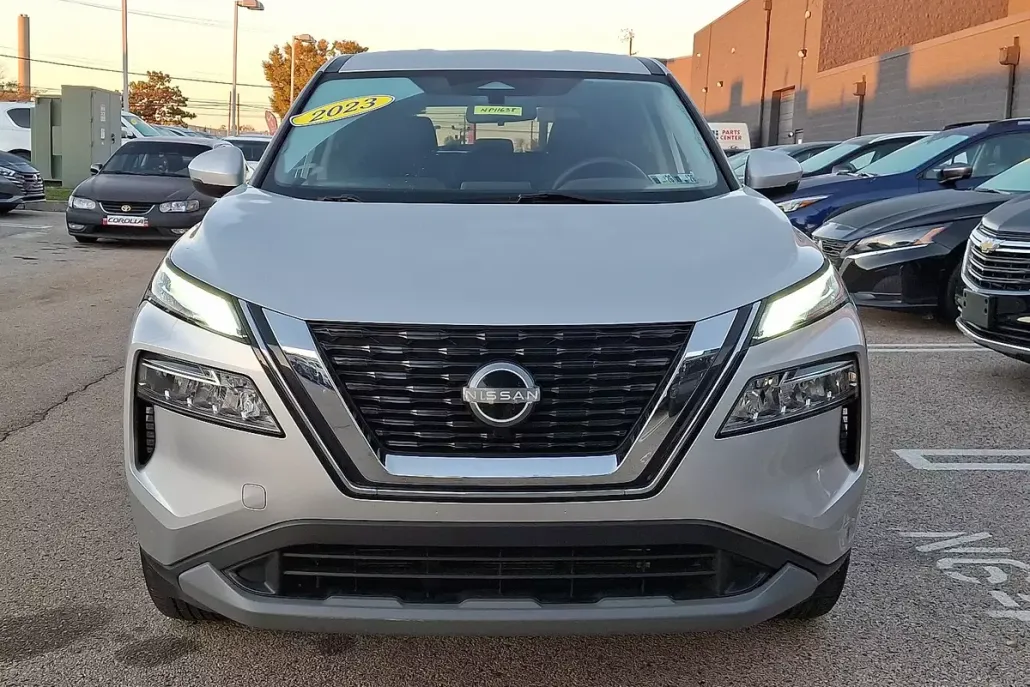 2023 Nissan Rogue SV photo 1