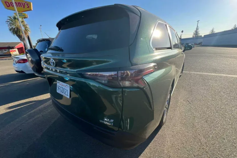 2023 Toyota Sienna XLE photo 1