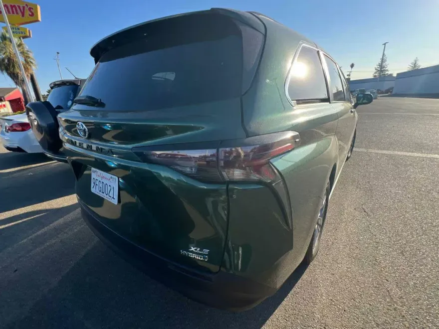 2023 Toyota Sienna XLE photo 1