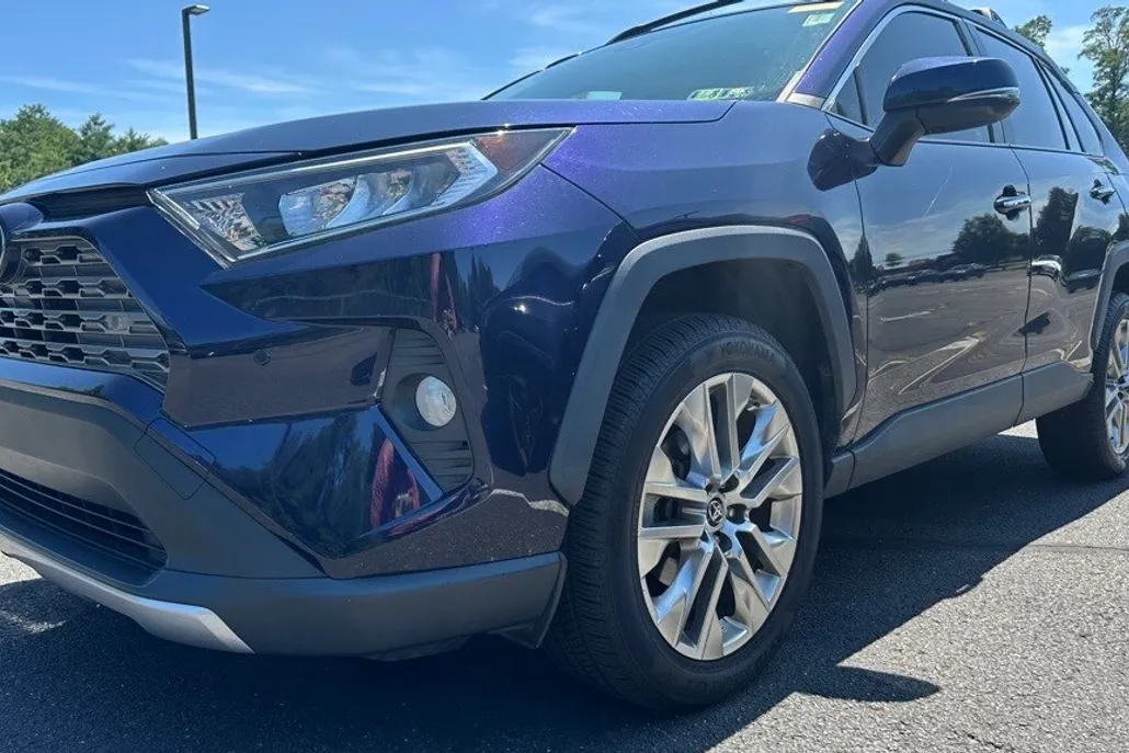 2019 Toyota RAV4 Limited photo 1