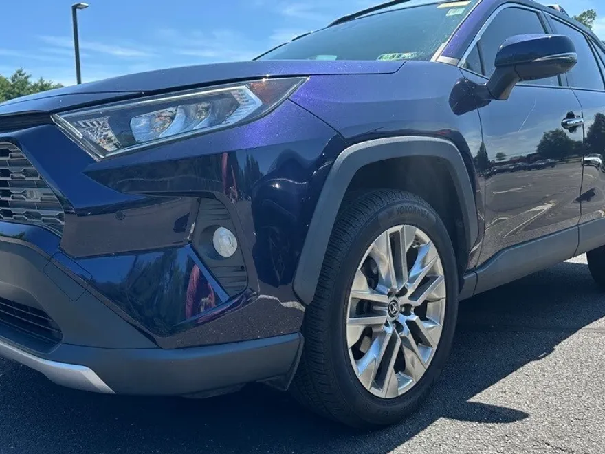 2019 Toyota RAV4 Limited photo 1